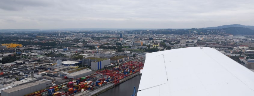 Ausblick auf die Stadt Linz im Abflug vom Flugplatz Linz Ost