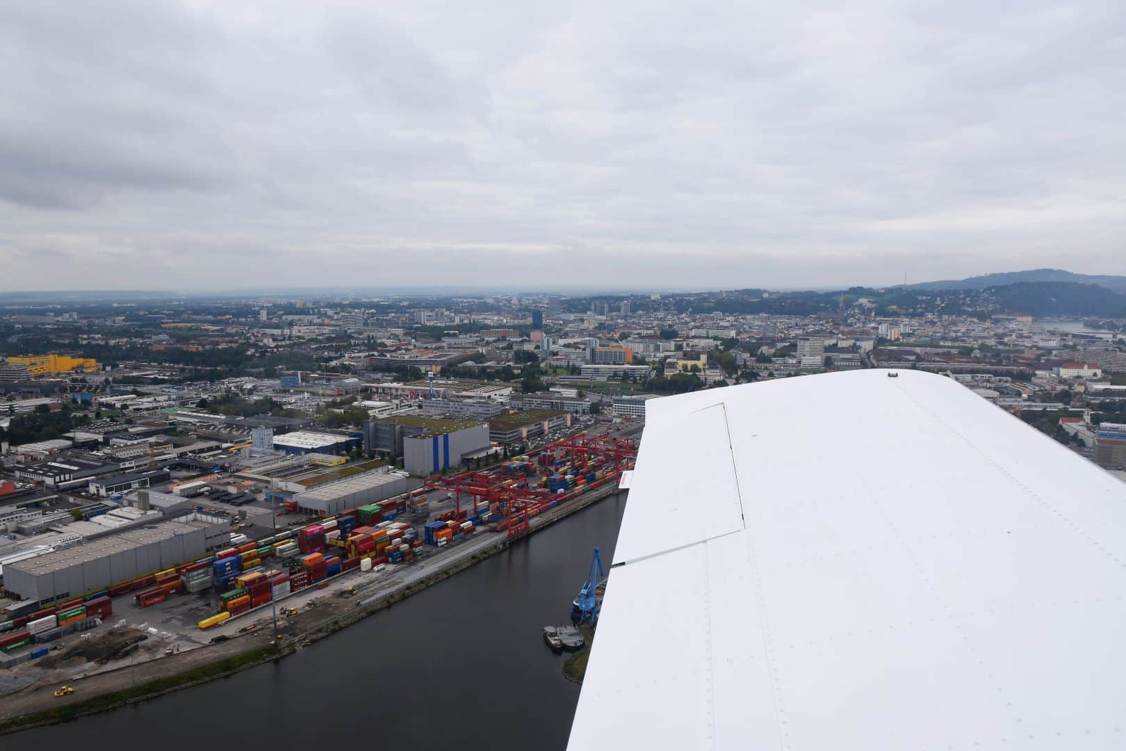 Ausblick auf die Stadt Linz im Abflug vom Flugplatz Linz Ost