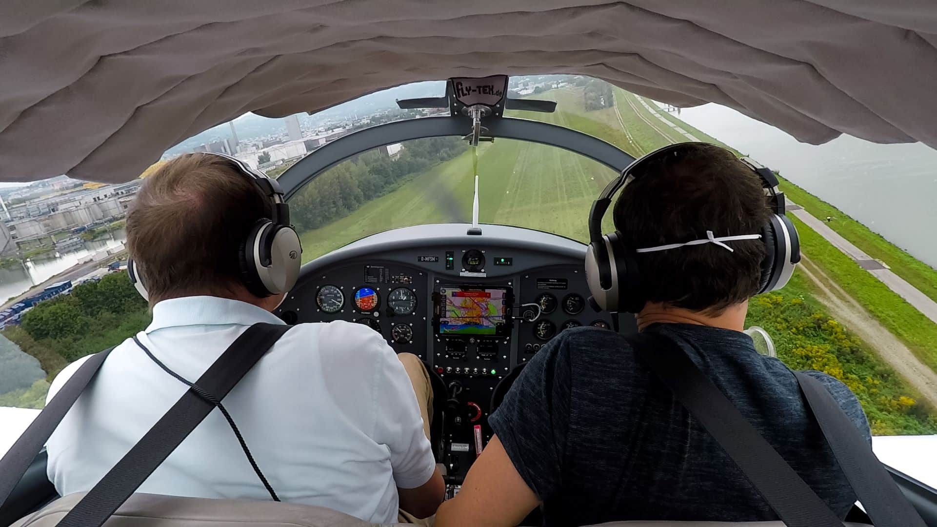 Flugstunde: Landeanflug auf den Flugplatz Linz Ost LOLO