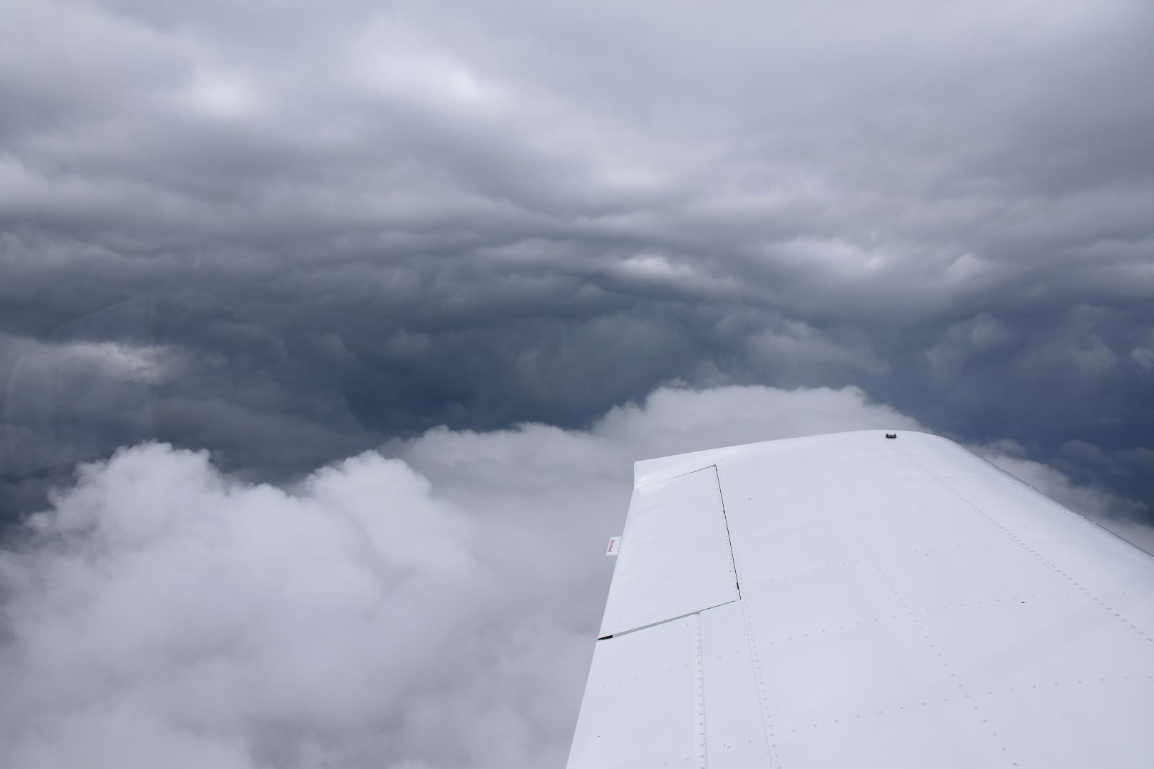 Mit dem Ultraleichtflugzeug über den Wolken