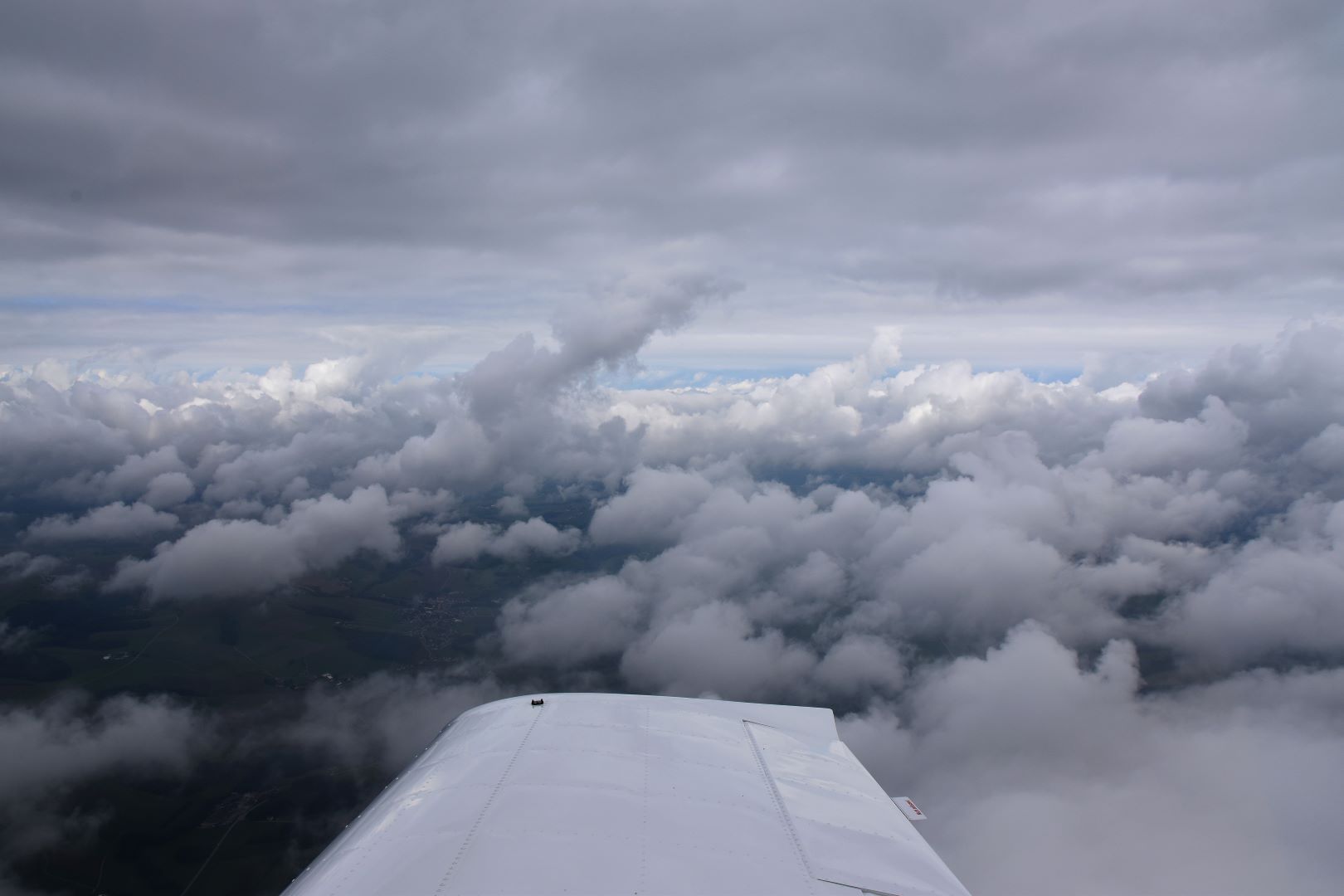 Zwischen Wolkendecken mit dem UL-Flugzeug