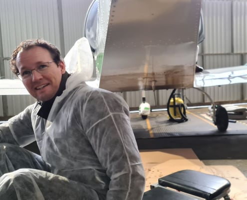 Flugstunde - Fluglehrer Ralf beim Flieger putzen