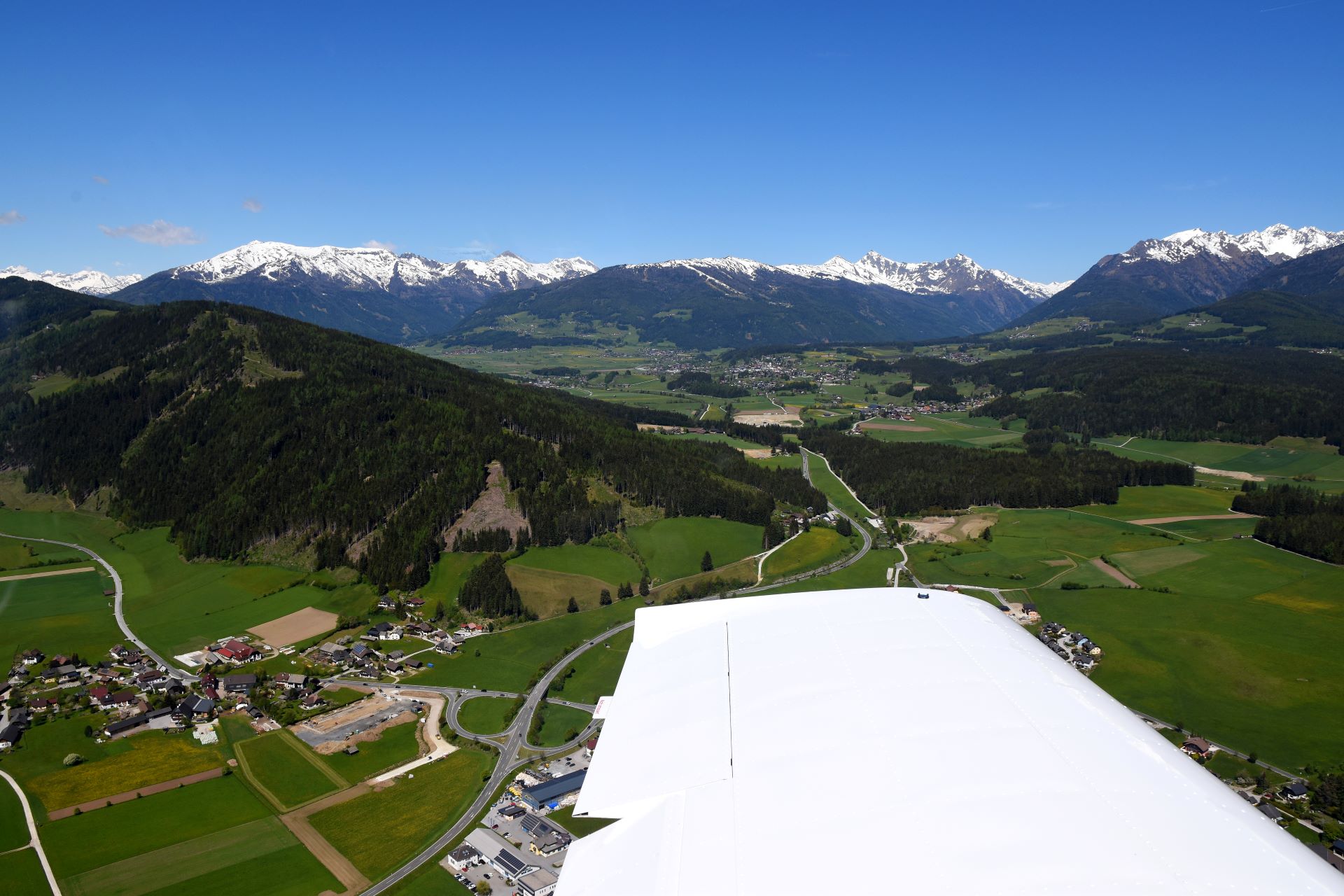 Flugstunde Alpentour, Queranflug auf den Flugplatz Mauterndorf LOSM
