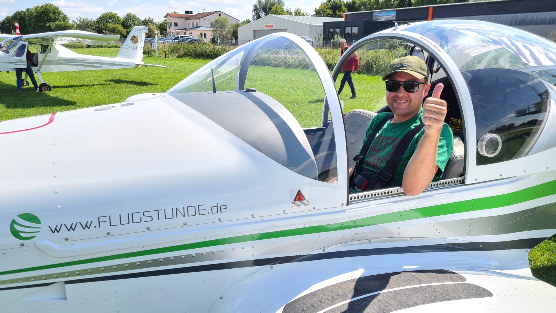 Flugstunde - Flugschüler Sönke im Cockpit der Breezer nach seinem ersten Soloflug