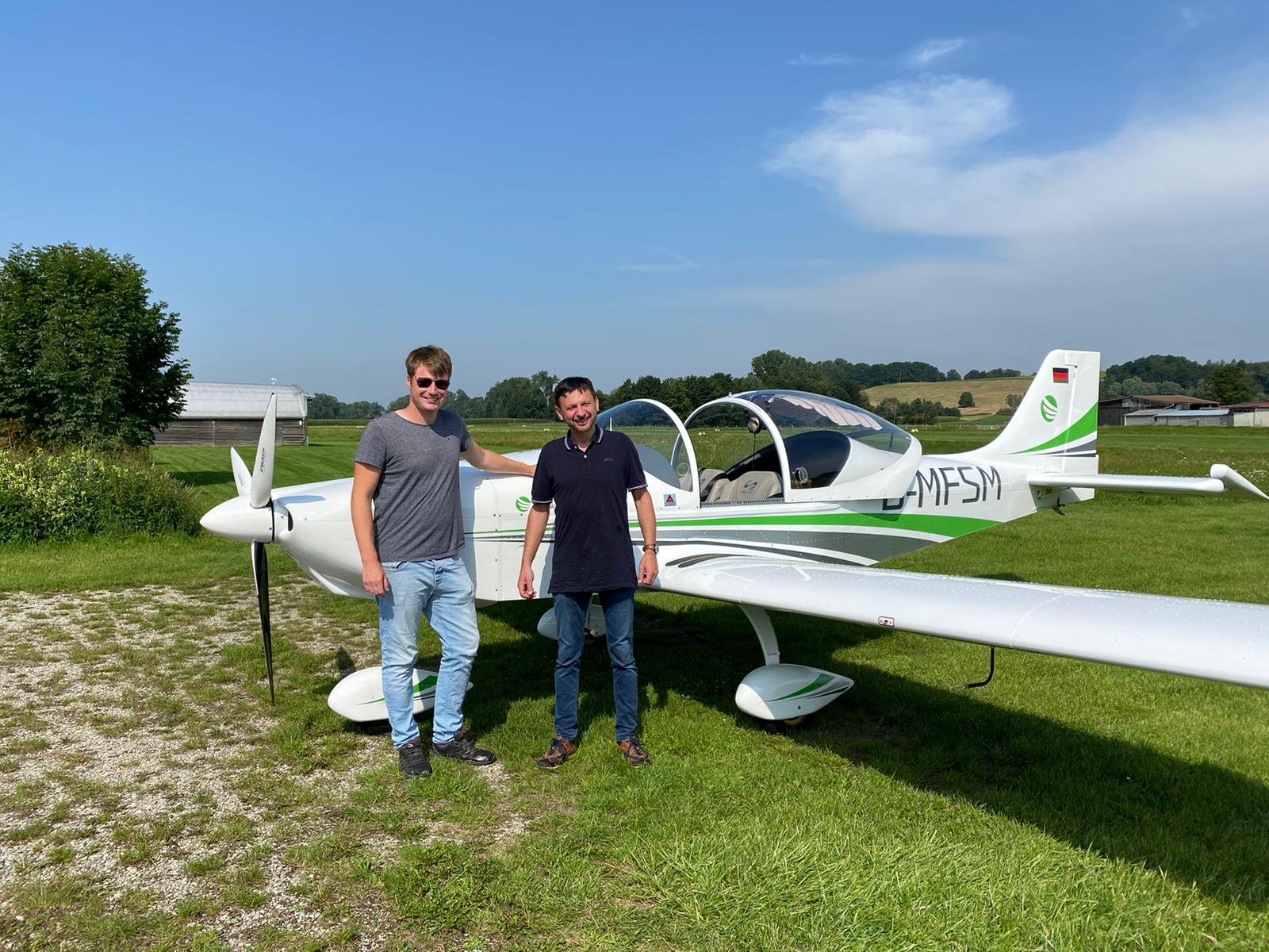Flugstunde - Fluglehrer Nils mit Wolfgang nach seinem ersten Soloflug